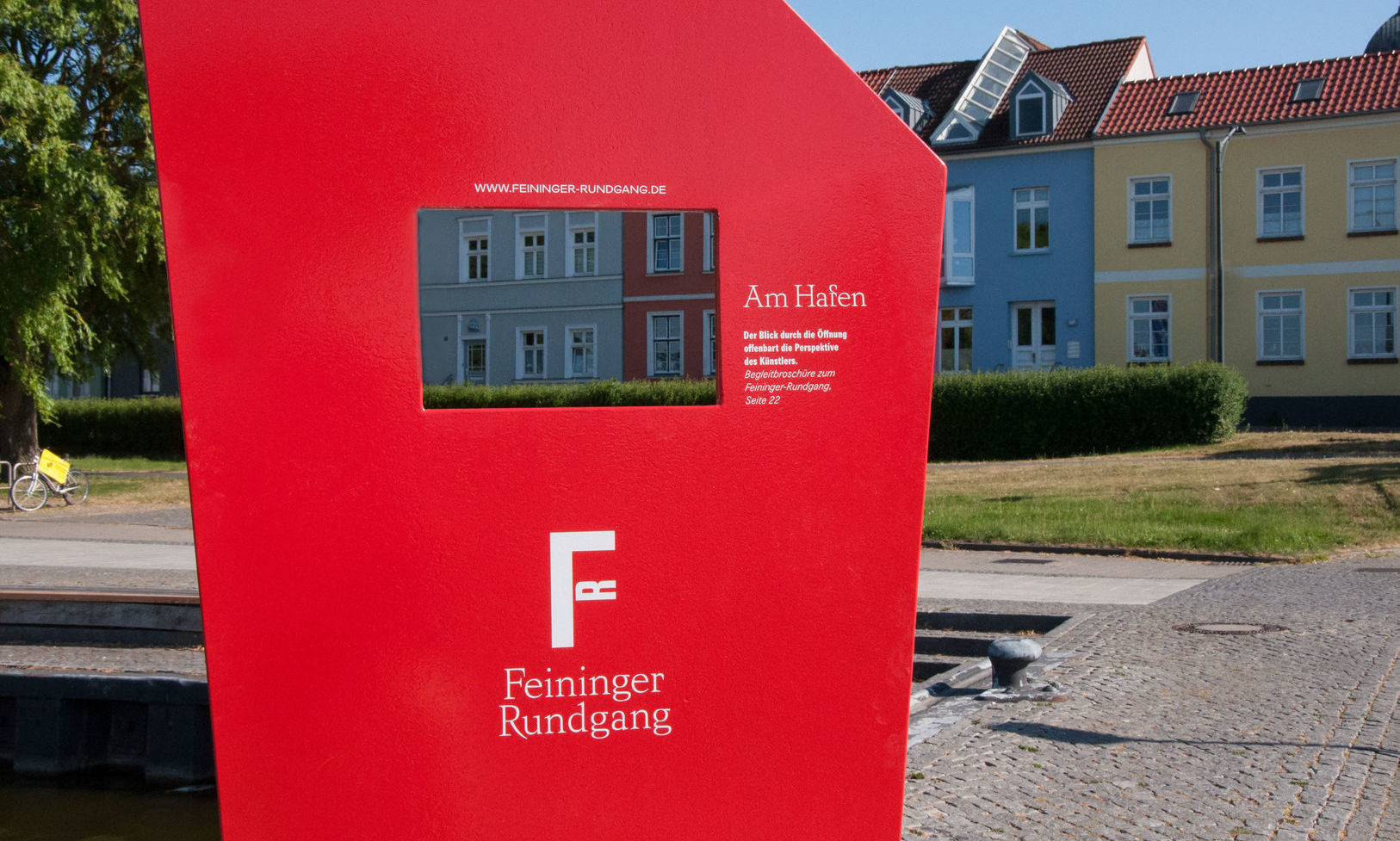 Farbige Stelen markieren den Kunstspaziergang durch die Ribnitzer Altstadt
