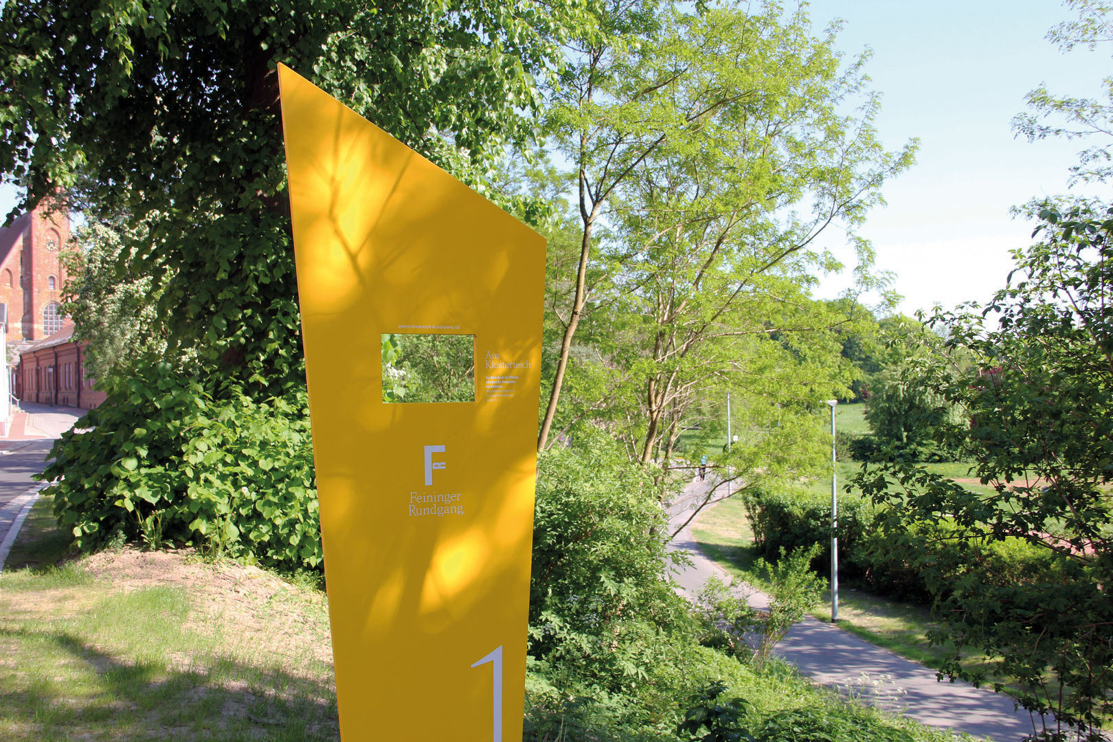 Farbige Stelen markieren den Kunstspaziergang durch die Ribnitzer Altstadt