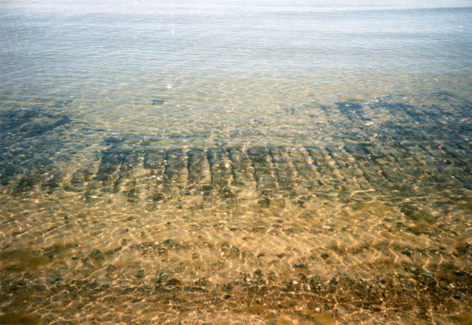 Aus dem Sand hervortretende Torfbänke zeigen, dass sich das Moor bis an die Schifffahrtslinie erstreckte.